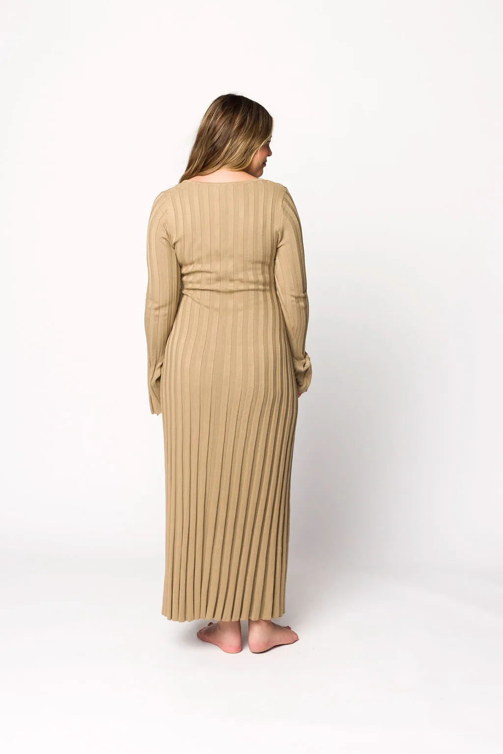 Hadley Long Sleeve V-Neck Knit Maxi Dress in Dune