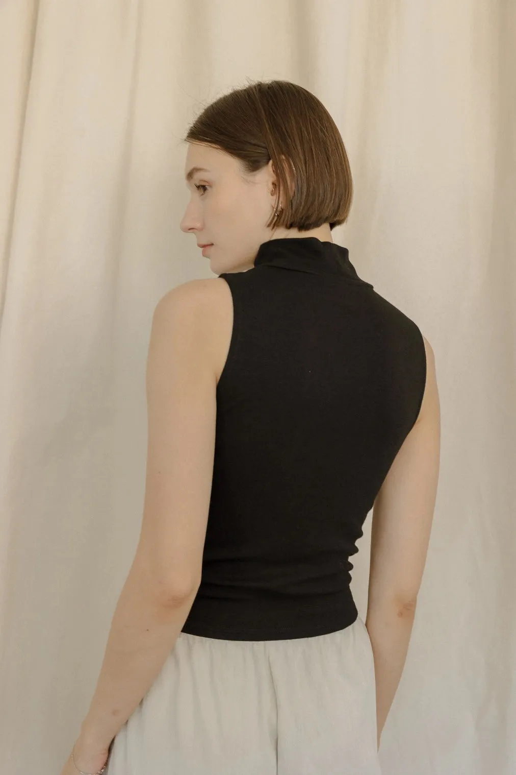 Jadyn Turtleneck Sleeveless Top - Black