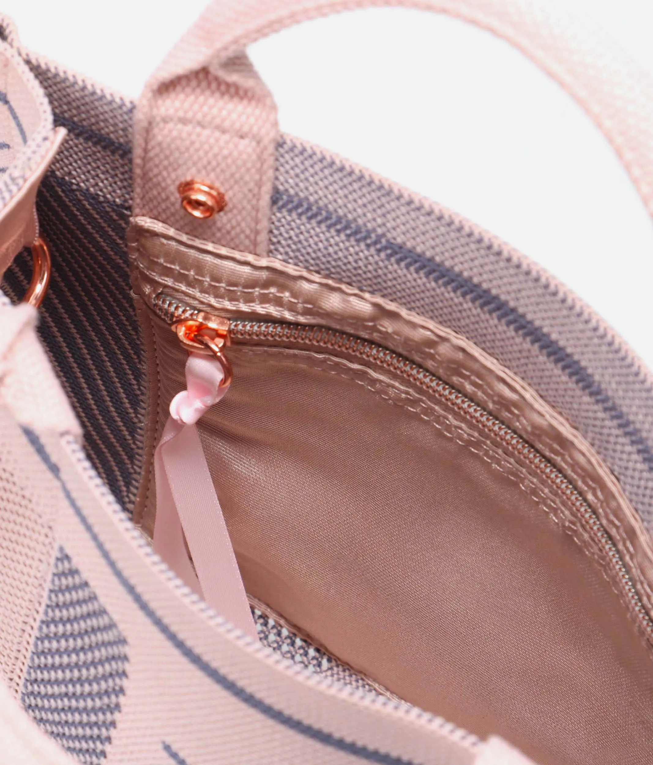 Small Knitted Tote Bag – Sporty, Stylish, and Functional B0380